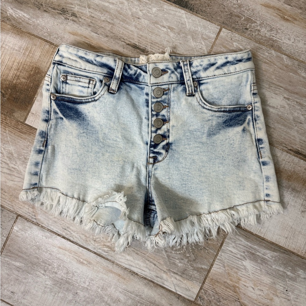 Altar'd State Light Denim Acid-Wash Button-Front Frayed Jean Shorts